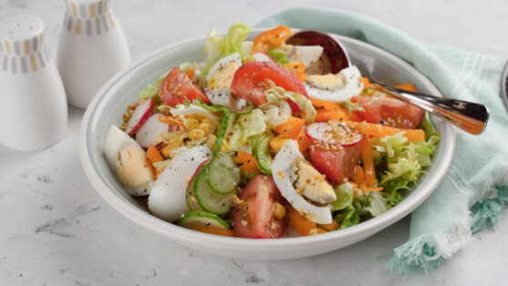 Как приготовить салат с кукурузой, яйцом и помидорами