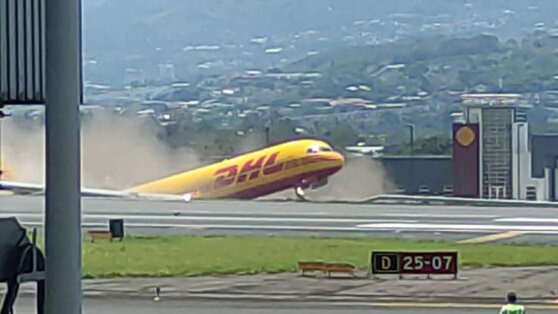 Boeing при посадке разломился на две части: видео