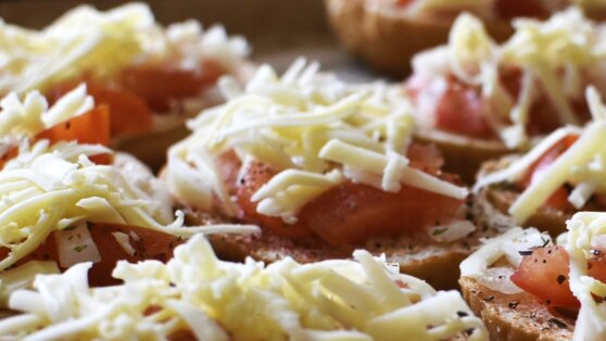 Легкий рецепт горячих бутербродов с помидорами и сосисками