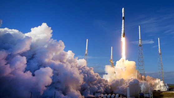 SpaceX отправила на МКС гражданский экипаж