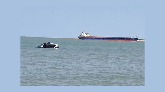 Полиция случайно утопила Toyota Land Cruiser в океане