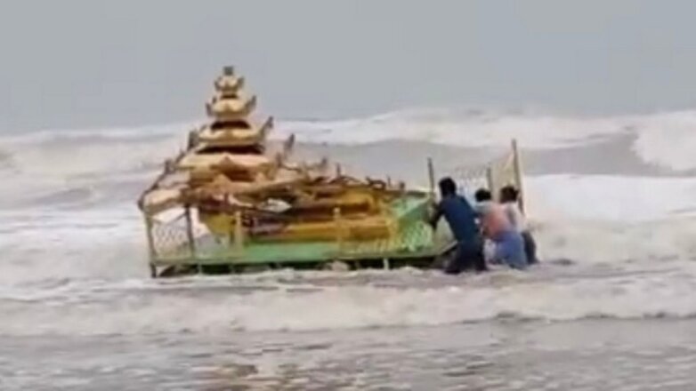 Золотая колесница, обнаруженная на берегу Индии
