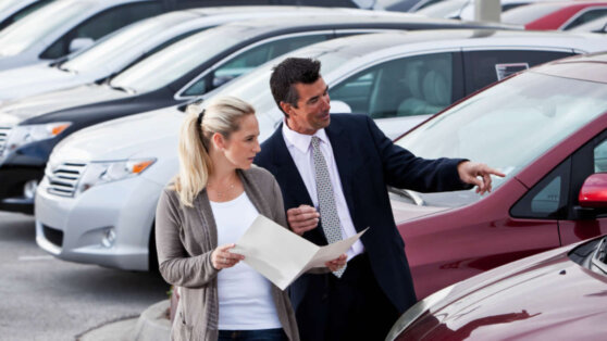 Продажи новых автомобилей в России в апреле упали в 6 раз