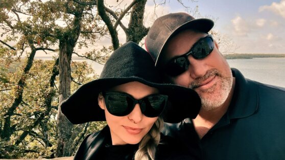 Женщина с аллергией на свет живет как вампир