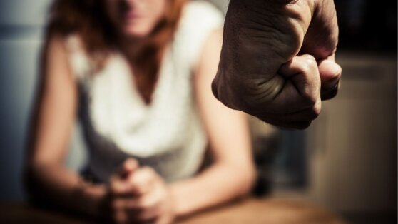 Из-за ревности мужчина сломал ребра своей возлюбленной