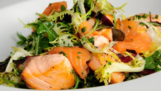 Готовим салат из запеченной свеклы с семгой