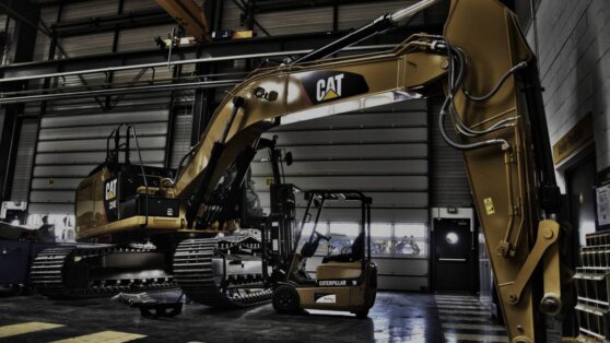 Мужчина хотел помыть экскаватор и случайно снес часть мойки