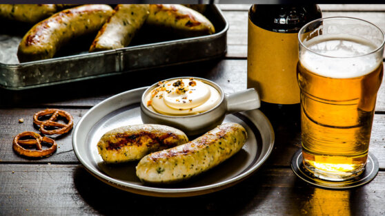 Рецепт домашних куриных колбасок с беконом и зеленью