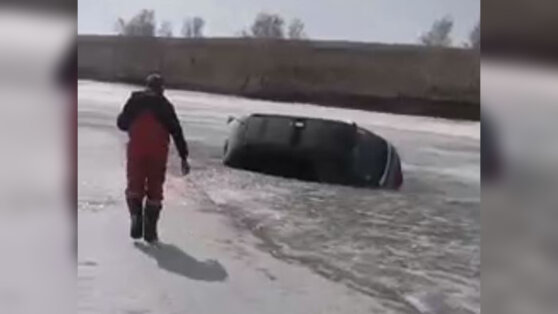 Россиянин устроил дрифт на льду и погиб