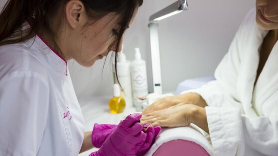 Самые актуальные цвета маникюра весны и лета назвала специалист по красоте