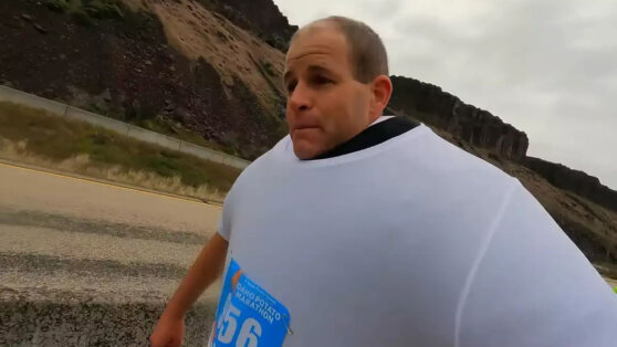 Американец пробежал полумарафон в 111 футболках