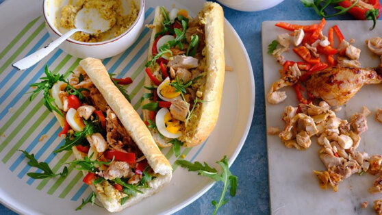 Рецепт сэндвича с курицей-гриль, сладким перцем и горчицей