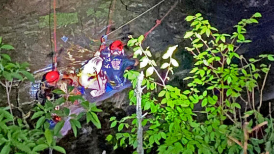 Женщина выжила, упав в водопад с высоты 15 метров