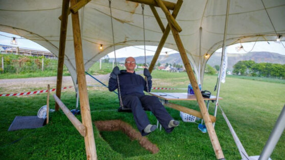 Британец полтора дня провел на качелях ради рекорда