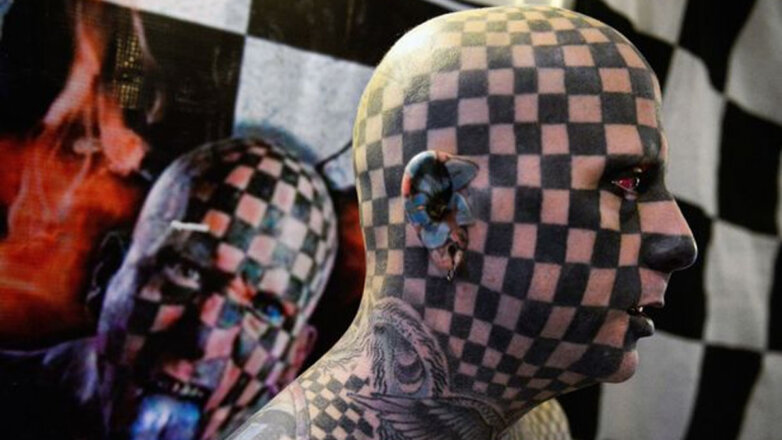 Мэтт Гоне с 848 квадратными татуировками