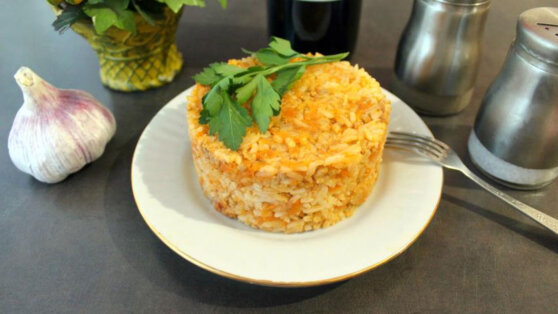 Сытный ужин: тушеный рис с фаршем