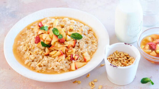 Овсяная каша с яблоками в коричном сиропе