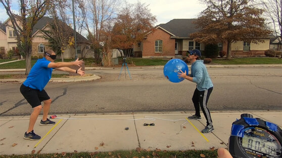 Мужчина установил мировой рекорд по «слепой» ловле мячей