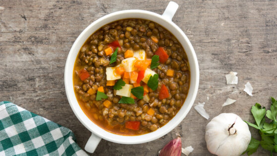 Рецепт супа из чечевицы с овощами и сыром