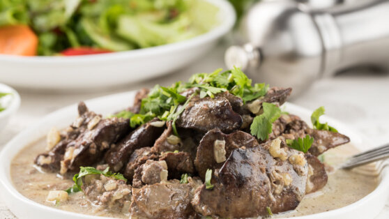 Нежная куриная печень в сливках на сковороде