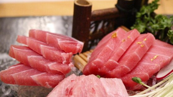 Летний овощной салат с консервированным тунцом