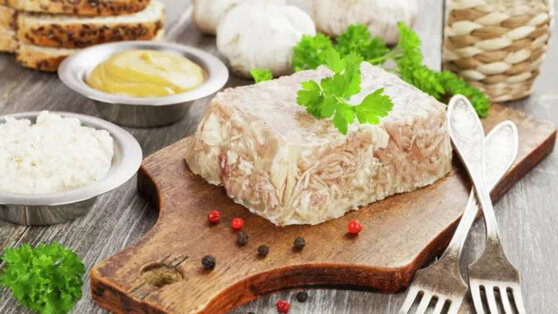 Россияне массово отравились магазинным холодцом