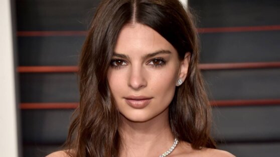 Эмили Ратаковски станцевала для сына в нижнем белье