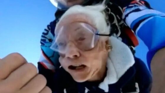 Столетняя героиня войны на спор прыгнула с парашютом