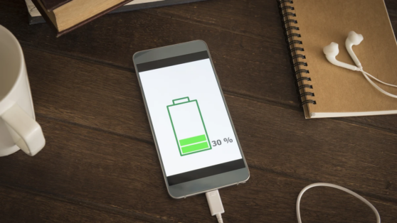 Эксперты предупредили об опасности зарядки смартфона вовремя путешествий