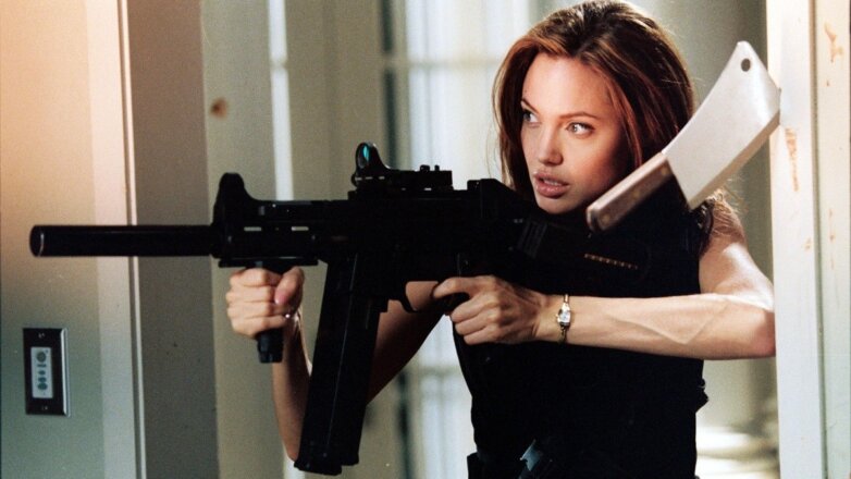 Анжелина Джоли с ружьем