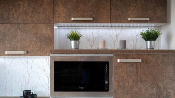 Врач развеяла мифы о вредности готовки в микроволновке