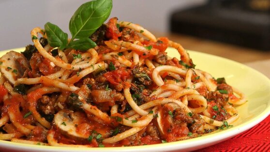 Готовим вегетарианскую пасту с баклажанами и итальянским соусом