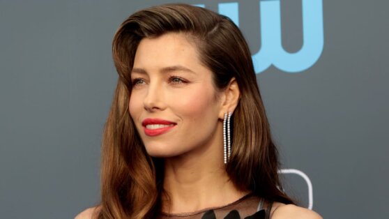 Джессика Бил прорекламировала новый сериал