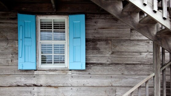 Уцелевший 100-летний деревянный дом нашли в Москве