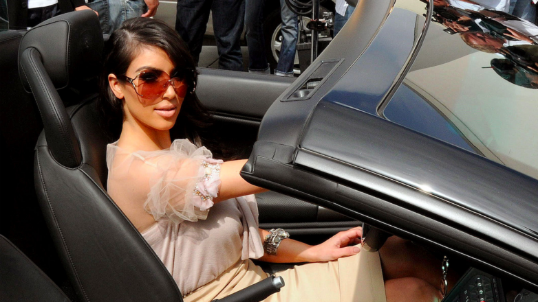 Ким Кардашьян в астомобиле