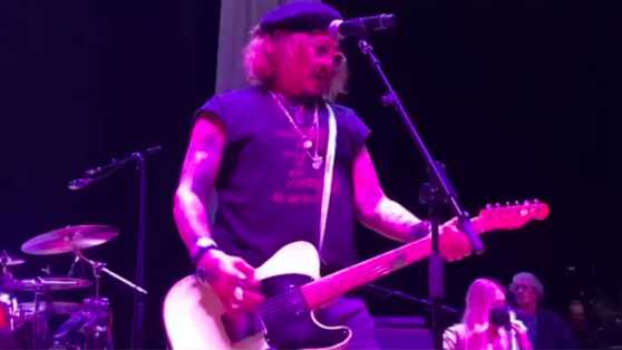 Джонни Депп оторвался через несколько дней после суда Джонни Депп оторвался через несколько дней после суда