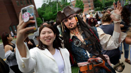 Корабль из «Пиратов Карибского моря» пришвартовался у здания суда