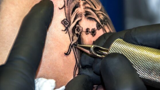 Блогер осталась с неудачным тату после некачественной работы мастера