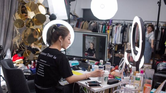 Китайским детям запретили по ночам смотреть блогеров