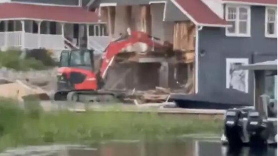 Рабочий сломал роскошную пристань, разозлившись из-за увольнения