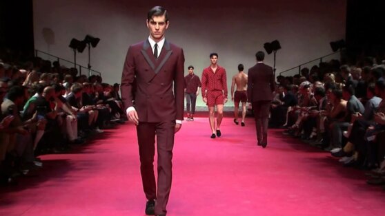 Стилист назвал модные фасоны мужских брюк на осень