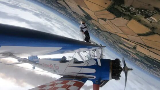 93-летняя бабушка пристегнула себя ремнями к крылу самолета для смертельно опасного полета