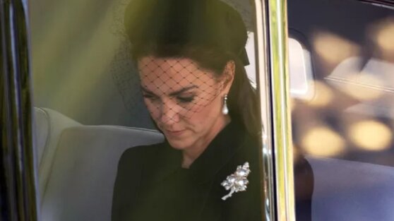 Раскрыт тайный смысл украшений Кейт Миддлтон на похоронах королевы