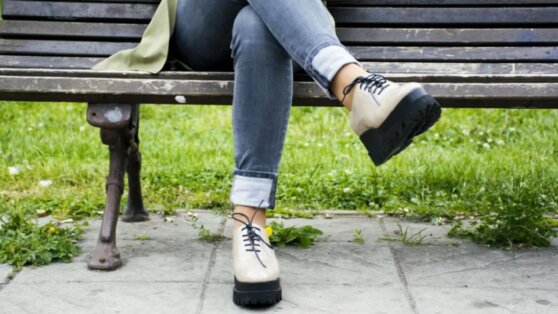 Хирург предупредил об опасности привычки класть ногу на ногу