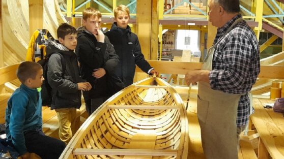 Россиянин построил лодку без клея и гвоздей