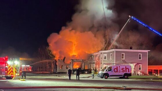 В США самолет врезался в многоквартирный дом