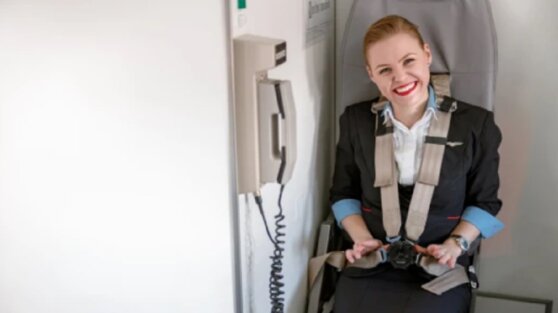 Почему пилоты и бортпроводники не пристегиваются так, как пассажиры