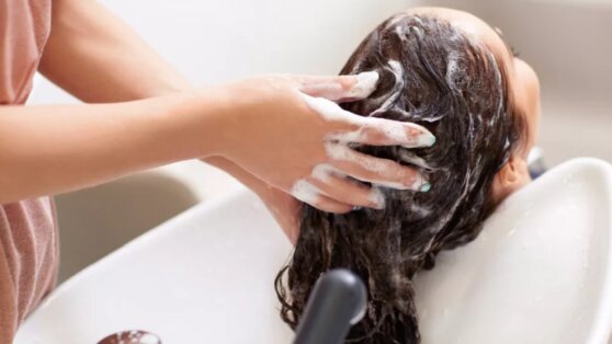 Парикмахер раскрыла правильный способ использования кондиционера для волос