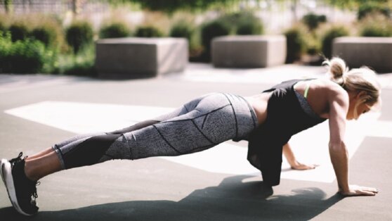 Быстро похудеть к Новому году: 5 простых домашних упражнений от фитнес-тренера