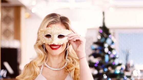 Звездный стилист посоветовал идеи для новогоднего макияжа